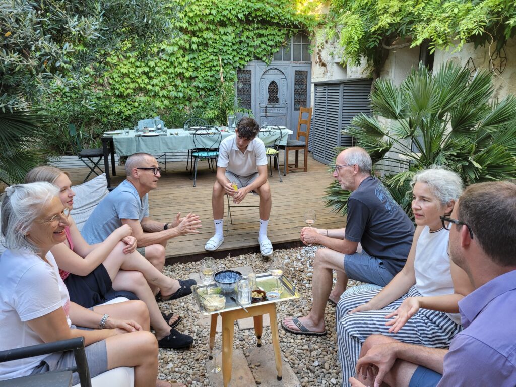 Students & other guests enjoying apéritif and chatting in French at Envie de Sud